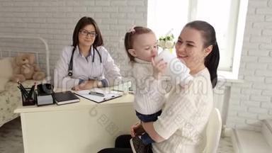母亲和女儿正在接受<strong>医生</strong>的检查。